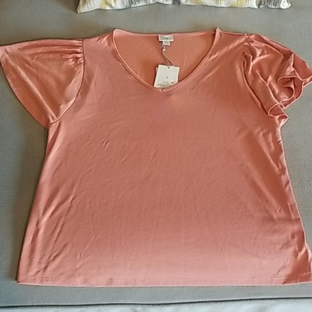 T-shirt with butterflie sheaves